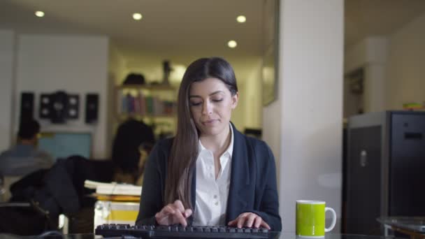 Office worker working at her computer — Stock Video