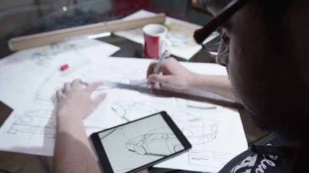 Mani utilizzando tablet con disegni di design automobilistico — Video Stock