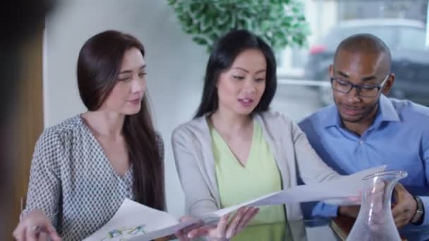  équipe de conception brainstorming pour des idées 