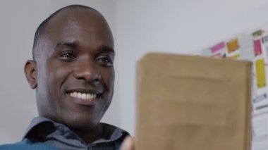 video aramasý yapan işadamı