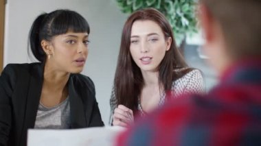  adam bir toplantı panelinde karşısında oturur