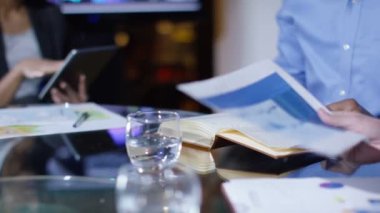 tablet bilgisayar kullanarak iş kadını