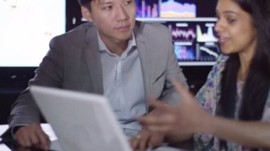 iş adamı ve iş kadını el sallamak