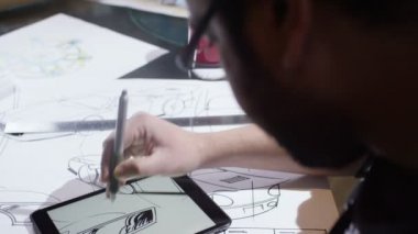 Otomotiv Tasarımcısı Tasarım çizimleri ile tablet kullanma