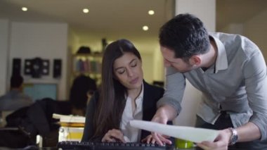 bir bilgisayar çalışma ofisi çalışanları