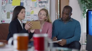 fikirleri tartışmak iş takım