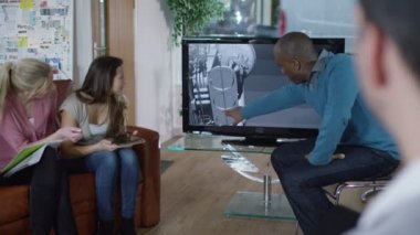 Ürün tasarım tartışırken tasarımcıları