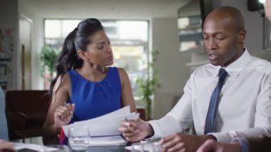 rakamlar ekibi ile tartışırken Yöneticisi