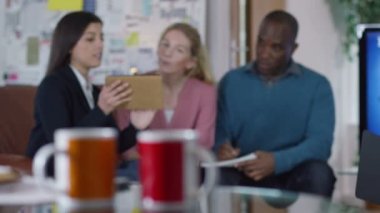 fikirleri tartışmak iş takım