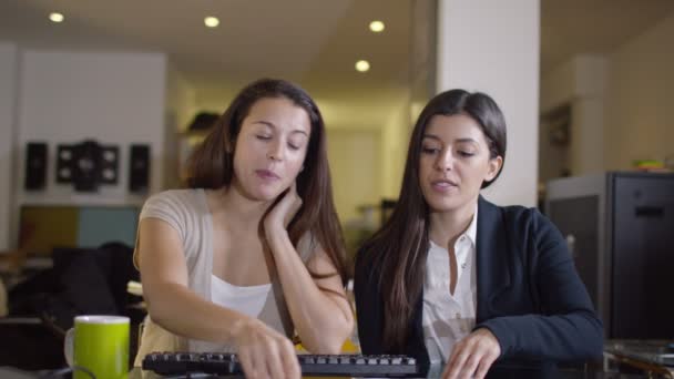 Femmes d'affaires faisant un appel vidéo — Video