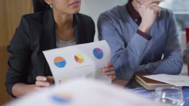 Groupe d'affaires en réunion 