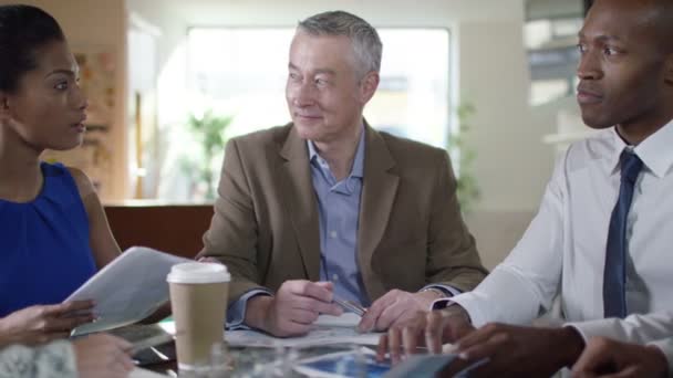 Bedrijfsgroep bespreken cijfers — Stockvideo