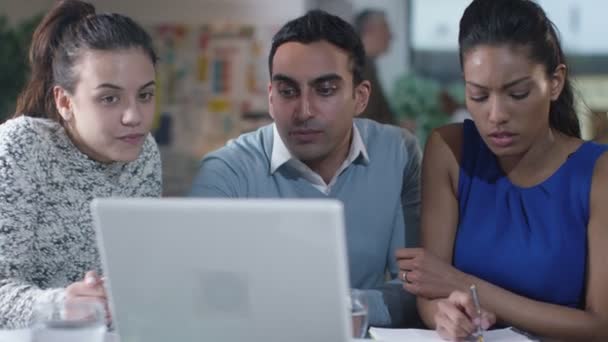 Mensen uit het bedrijfsleven bespreken werkzaamheden voort laptop — Stockvideo
