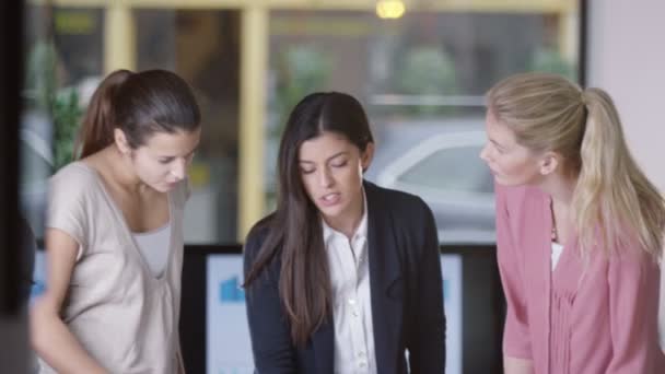 équipe créative d'affaires remue-méninges pour des idées 