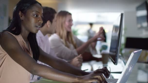 Groupe d'affaires travaillant au bureau 