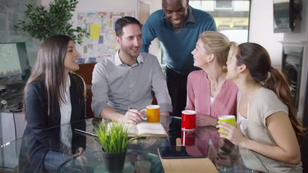 Équipe d'affaires souriante lors d'une réunion — Video