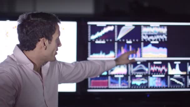 Üzleti csoport nézett át a vállalat adatai — Stock videók