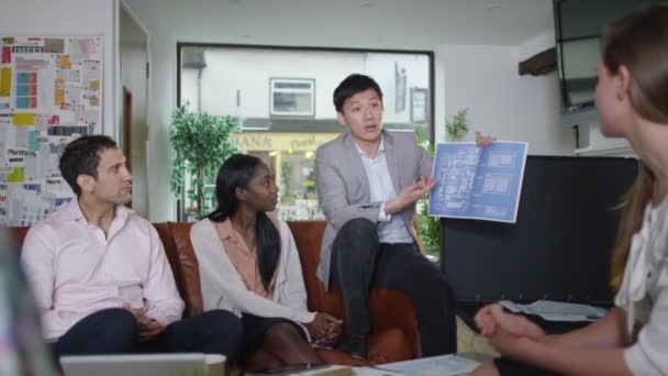 équipe de conception applaudissements en réunion 