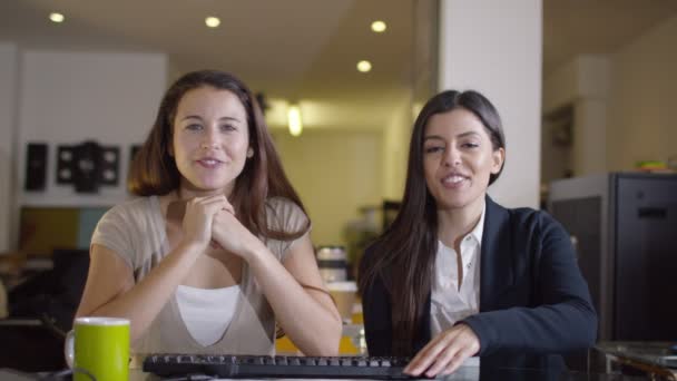 Mulheres de negócios fazendo uma chamada de vídeo — Vídeo de Stock