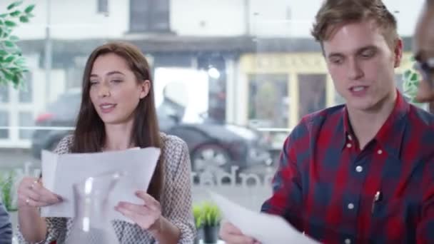 Groupe d'affaires en réunion 