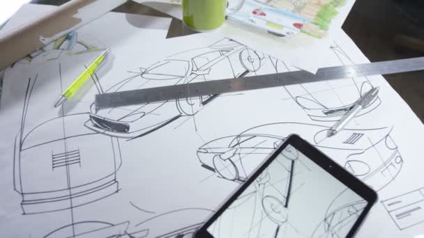 Tablet de computador com desenhos de design automotivo — Vídeo de Stock