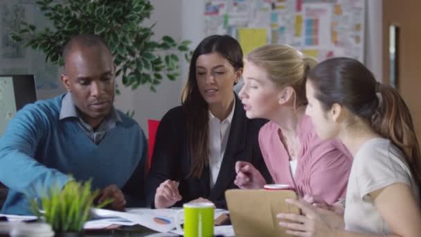 Equipo de negocios discutiendo ideas — Vídeos de Stock