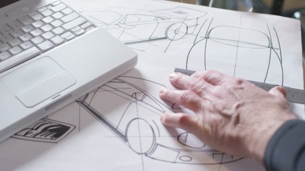 Manos dibujando dibujos de diseño automotriz — Vídeo de stock
