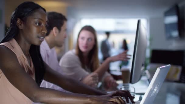 Groupe d'affaires travaillant au bureau 