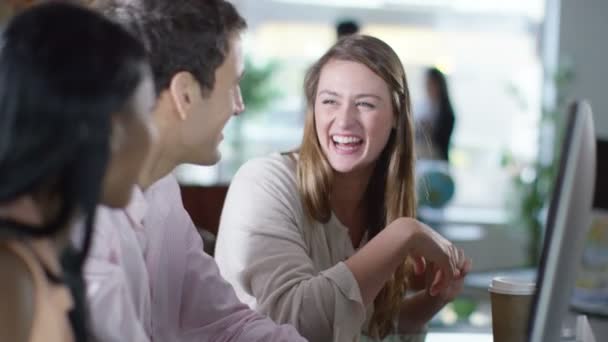 Groupe d'affaires travaillant au bureau 