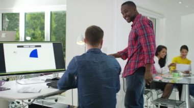 ofis etrafında seyahat için bir Segway işadamı kullanır 