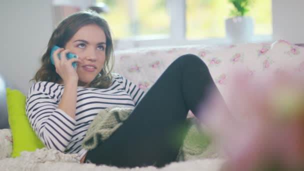 Menina falando no telefone celular — Vídeo de Stock