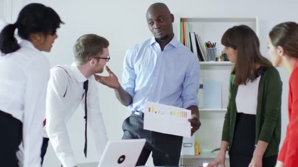 Grupo de negócios olhando para as figuras da empresa — Vídeo de Stock