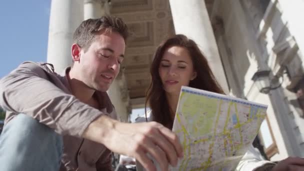 Casal olhando para o mapa — Vídeo de Stock