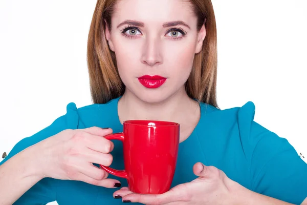 Jovem mulher bonita segurando uma xícara de chá ou café — Fotografia de Stock