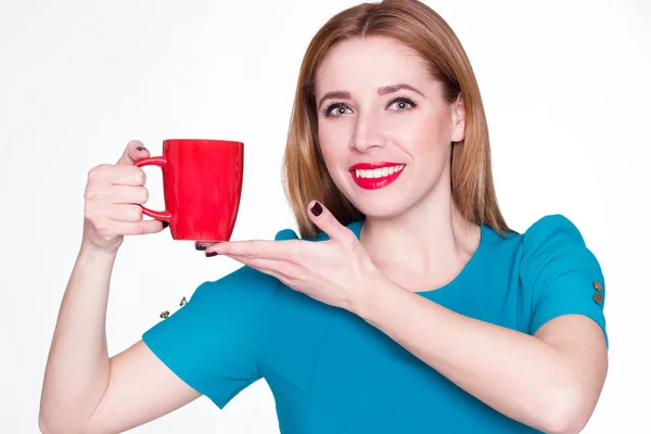 Jonge mooie vrouw met een kopje thee of koffie — Stockfoto