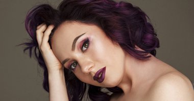 Genç ve güzel bir kadının portresi