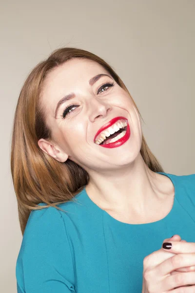 Retrato de mulher bonita sorrindo — Fotografia de Stock