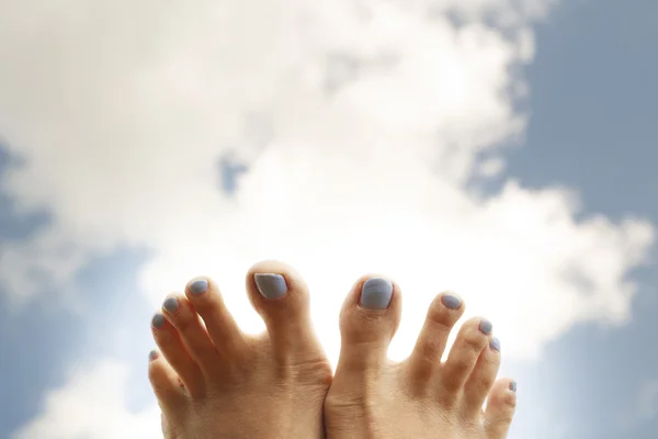 Picture of pretty woman's leg over the blue sky — Stock Photo, Image