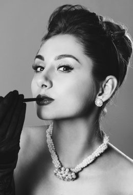 Ünlü bir aktris gibi genç kadın portresi