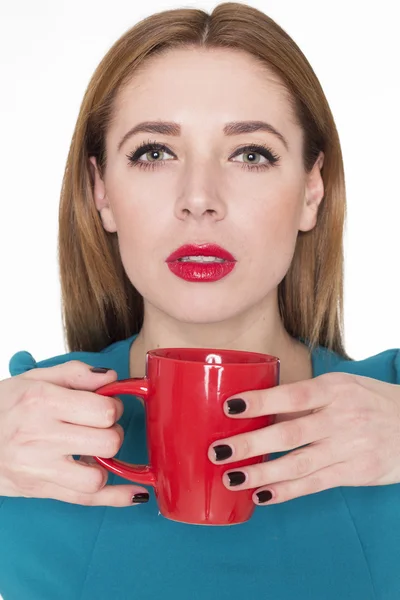Молода красива жінка тримає чашку чаю або кави — стокове фото