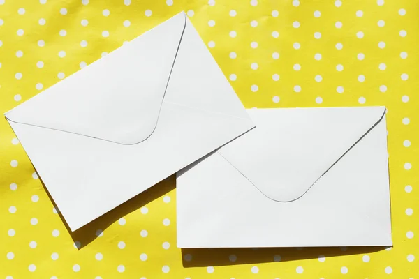Imagem de dois envelopes brancos — Fotografia de Stock