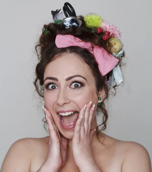 Jong en grappige vrouw met interessante en creatieve kapsel — Stockfoto