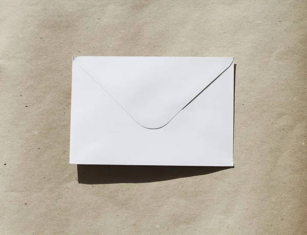 Белый конверт на сером фоне — стоковое фото