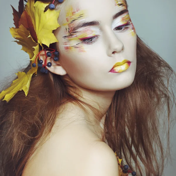 Hermosa chica con maquillaje de otoño y hojas en la cabeza — Foto de Stock