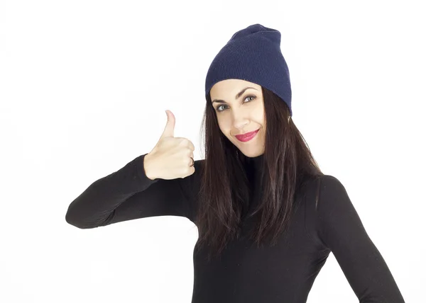 Junge Frau mit warmem Hut auf dem Hut und Handzeichen — Stockfoto