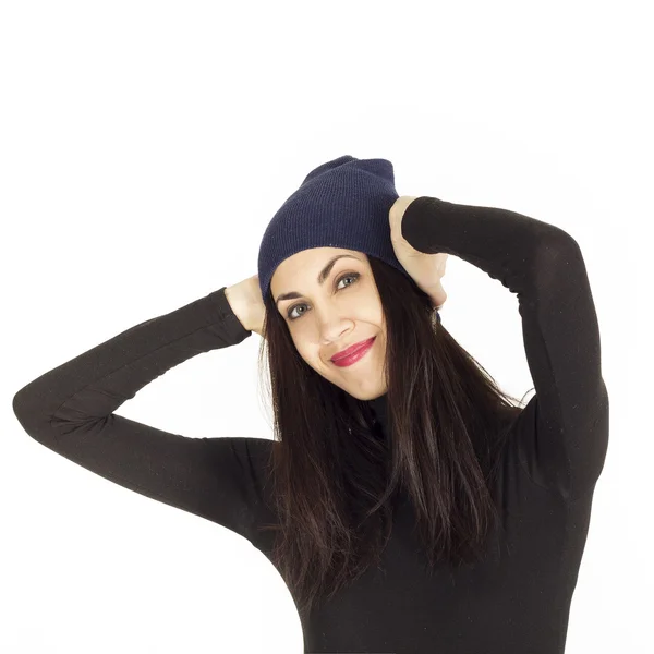 Mladá žena s teplou čepici na klobouk — Stock fotografie