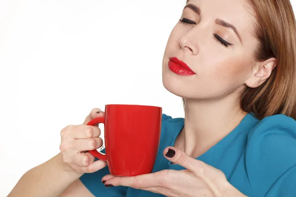 Joven mujer bonita sosteniendo una taza de té o café —  Fotos de Stock