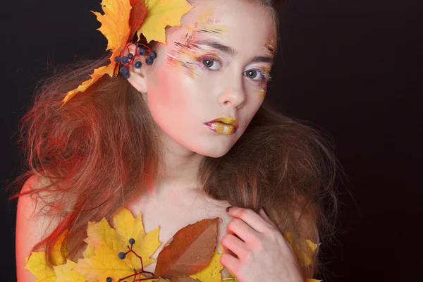 Mujer joven con maquillaje de otoño y hojas en la cabeza — Foto de Stock