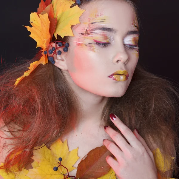 Giovane donna con trucco autunnale e foglie sulla testa e il suo corpo — Foto Stock