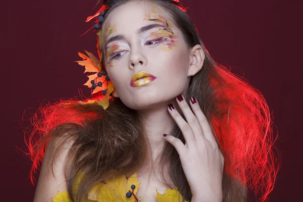 Mujer joven con maquillaje de otoño y hojas en la cabeza — Foto de Stock